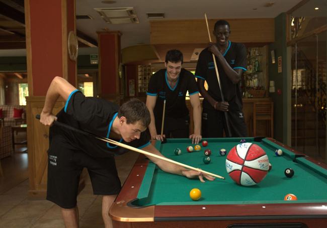 El brsasileño juega al billar con Van Oostrum y Diop en una concentración baskonista en 2013.